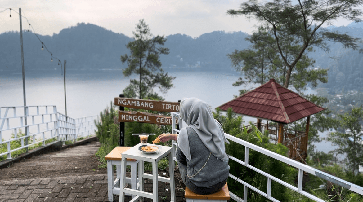 Teras Telaga Terbuka