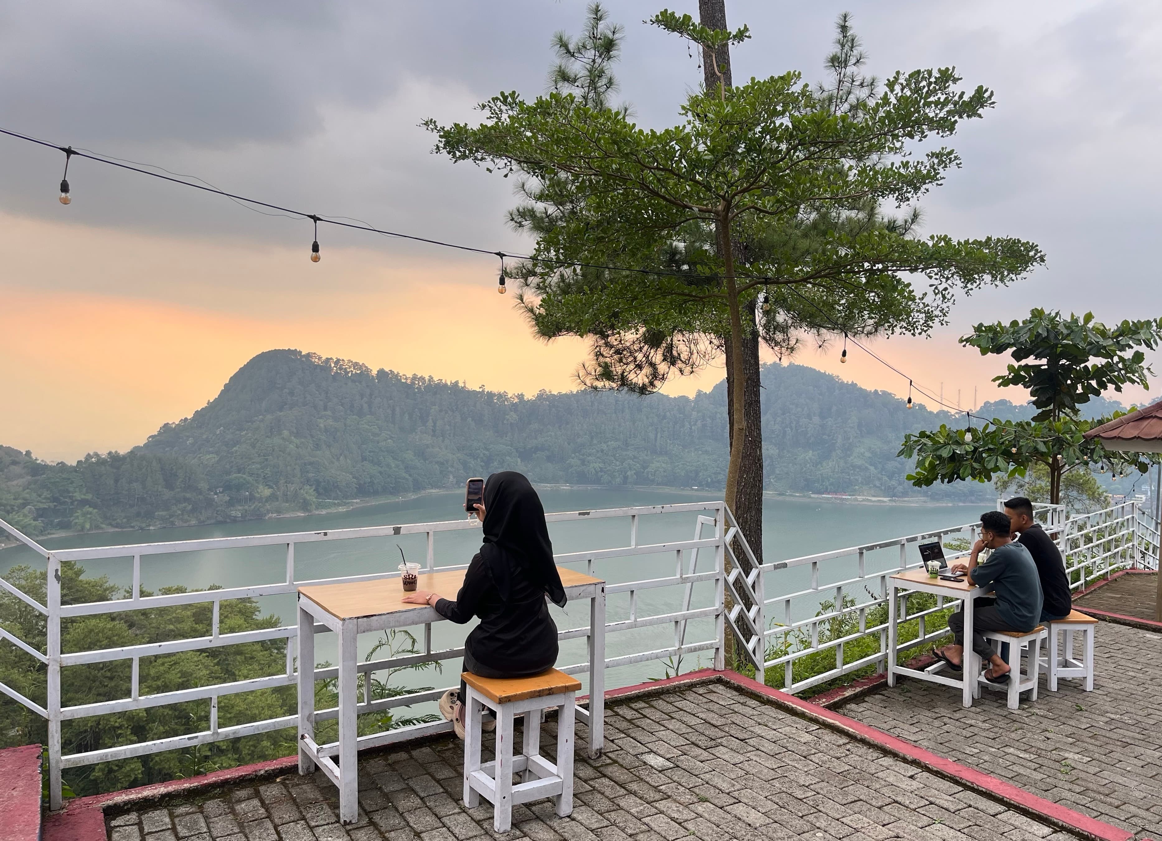 Kopi yang memantulkan jingga senja